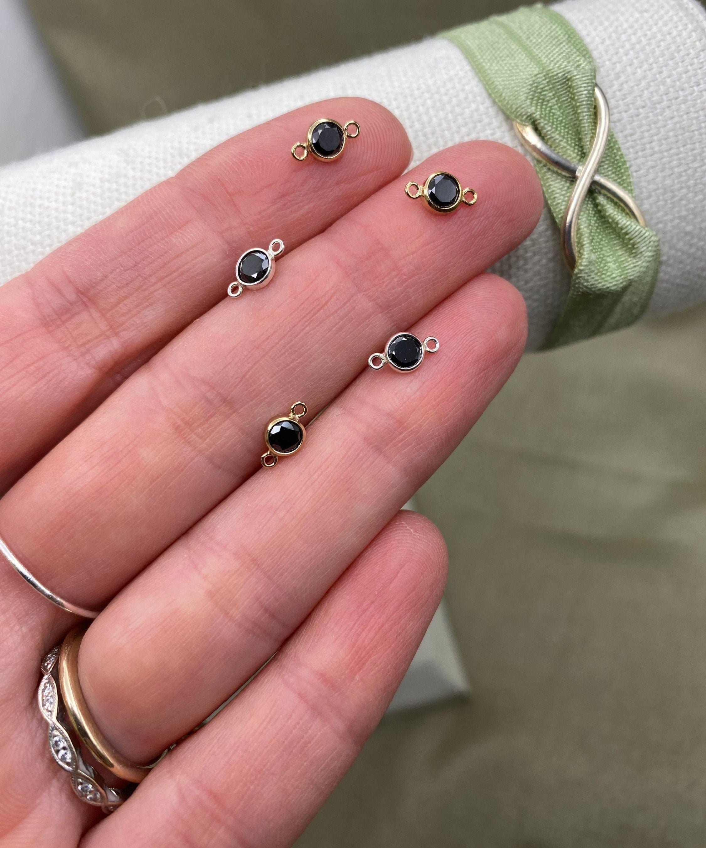 Black Connectors 4mm - 5 pack - B16